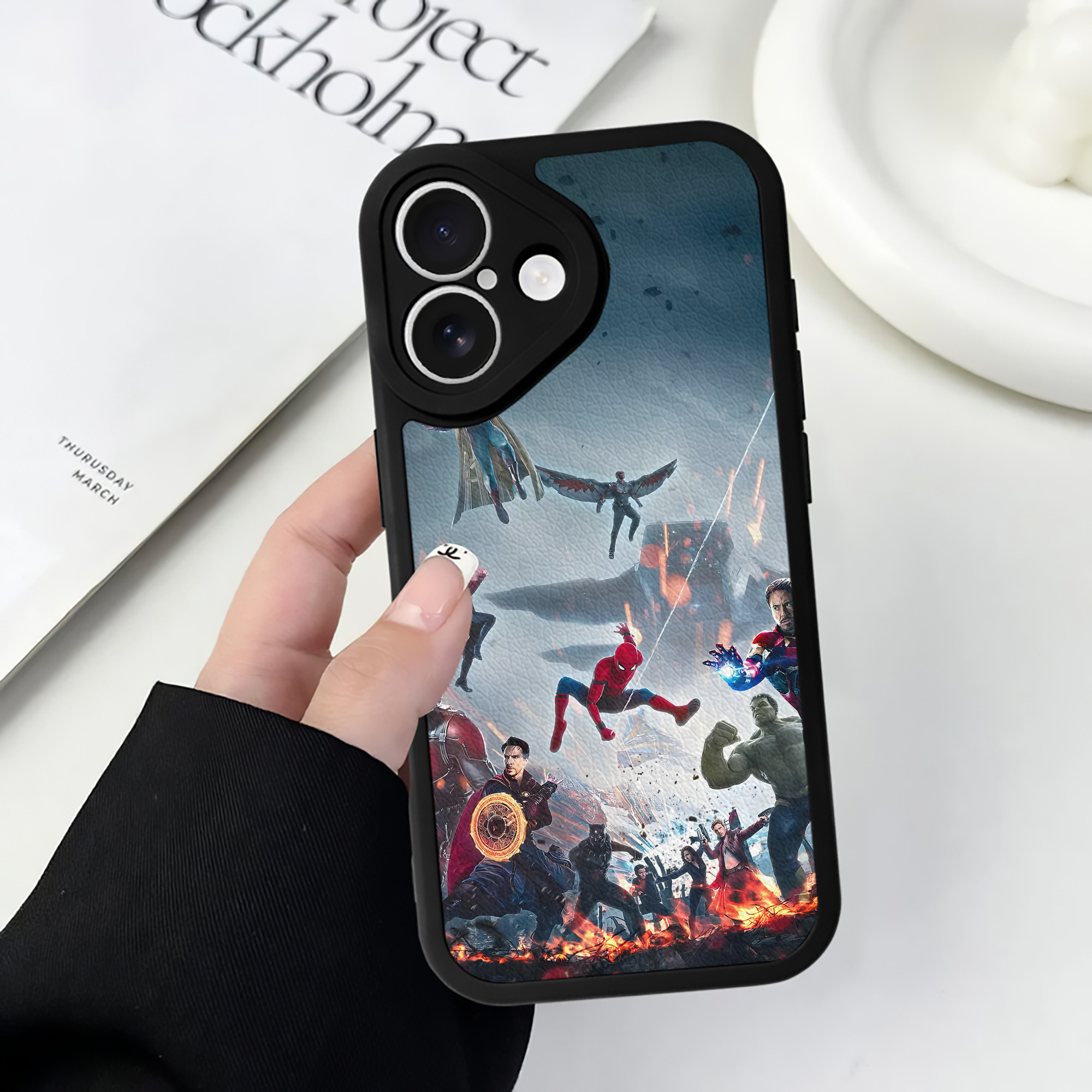 （画像用） アベンジャーズ The Avengers 【iPhone 16シリーズ対応】シリコンスマホケース（レザー調） 材質：シリコン